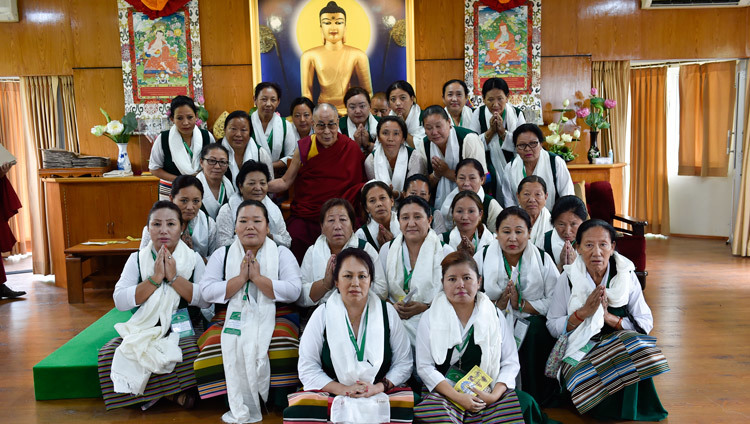 Его Святейшество Далай-лама фотографируется с представительницами Тибетской ассоциации женщин. Фото: дост. Тензин Дамчо.