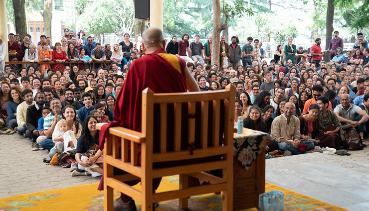 Его Святейшество Далай-лама дарует наставления более чем 1000 туристов, прибывших из разных стран мира. Фото: Тензин Чойджор.
