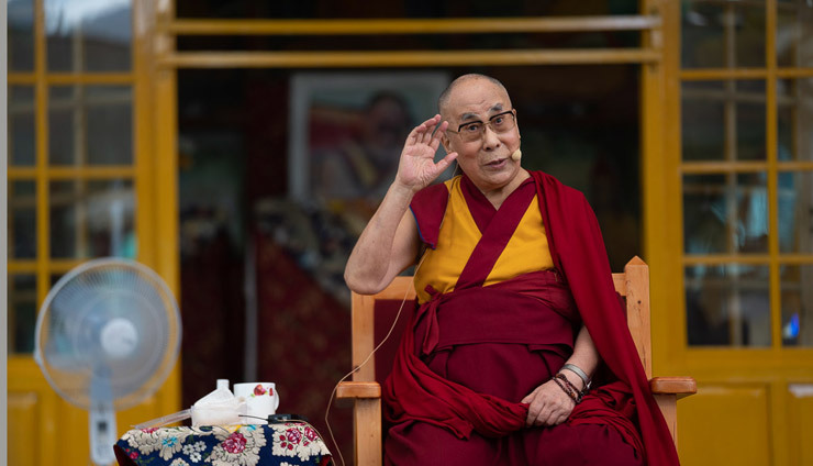 Его Святейшество Далай-лама во время встречи с иностранными туристами, организованной в главном тибетском храме. Фото: Тензин Чойджор.