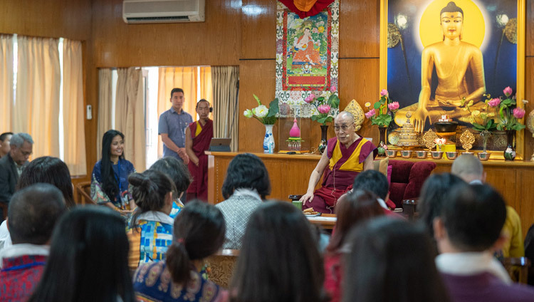 Его Святейшество Далай-лама дарует наставления буддистам из Вьетнама. Фото: Тензин Чойджор.