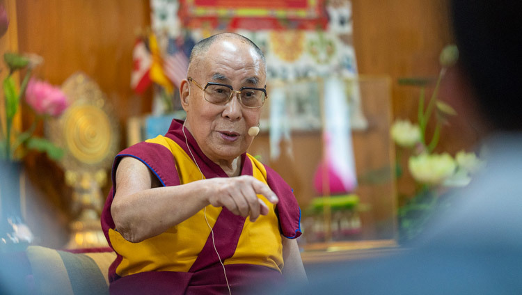 Его Святейшество Далай-лама во время встречи с буддистами из Вьетнама. Фото: Тензин Чойджор.
