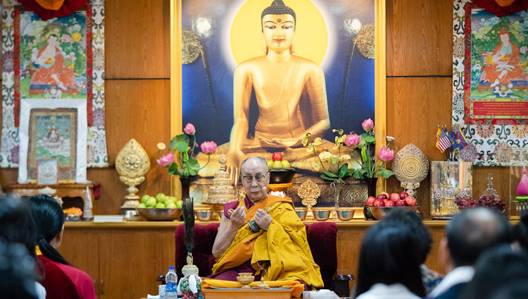 Его Святейшество Далай-лама проводит подготовительную церемонию для передачи разрешения на практику Белого Манджушри в начале второго дня встречи с буддистами из Вьетнама. Фото: Тензин Чойджор.