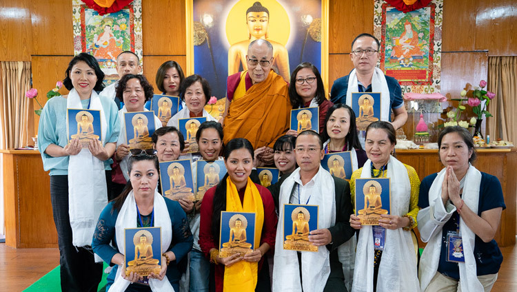 По завершении встречи Его Святейшество Далай-лама фотографируется с группами предпринимателей, художников, интеллектуалов и делегатов молодежных организаций из Вьетнама. Фото: Тензин Чойджор.