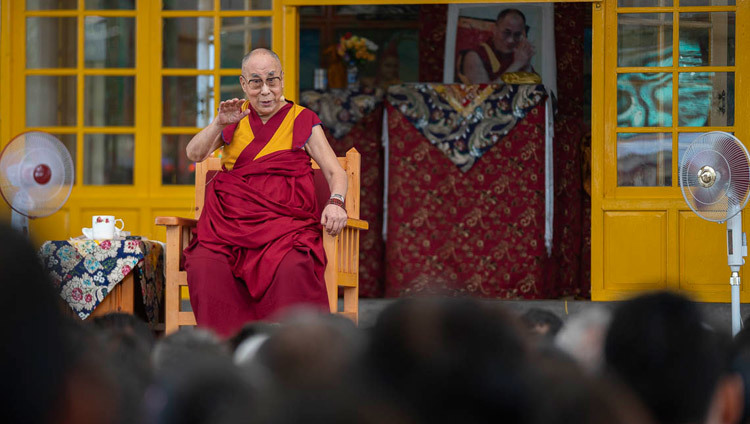 Его Святейшество Далай-лама обращается к участникам Международной конференции, посвященной подходу Срединного пути, во время встречи во дворе главного тибетского храма. Фото: Тензин Чойджор.