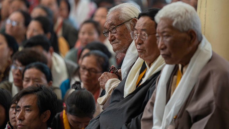 Участники Международной конференции, посвященной подходу Срединного пути, слушают наставления Его Святейшества Далай-ламы. Фото: Тензин Чойджор.