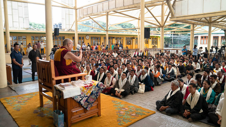 Его Святейшество Далай-лама обращается к более чем 650 тибетцам из тибетских поселений в Индии и Непале, а также из разных стран мира, участвующим в Международной конференции, посвященной подходу Срединного пути. Фото: Тензин Чойджор.