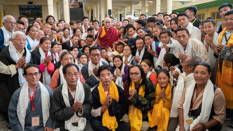 Его Святейшество Далай-лама фотографируется с группами тибетцев, участвующих в Международной конференции, посвященной подходу Срединного пути. Фото: Тензин Чойджор.