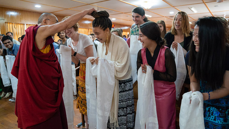 Его Святейшество Далай-лама приветствует американских, индийских и тибетских студентов и преподавателей перед началом встречи в своей резиденции в Дхарамсале. Фото: Тензин Чойджор.
