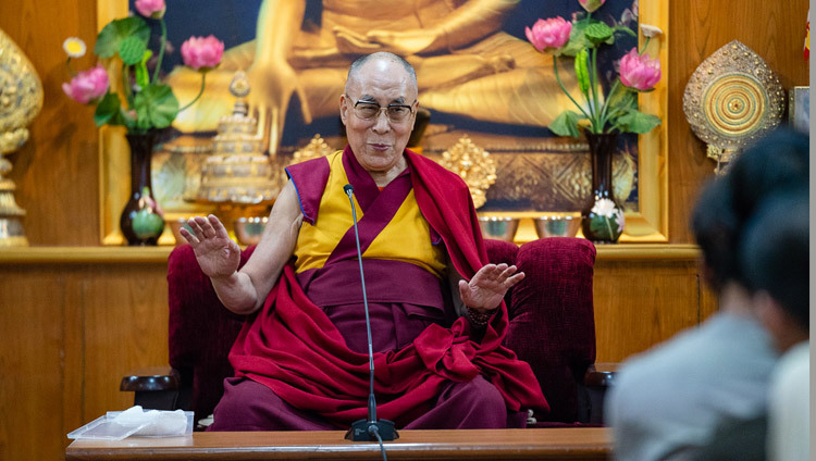 Его Святейшество Далай-лама дарует наставления студентам и преподавателям во время встречи в своей резиденции в Дхарамсале. Фото: Тензин Чойджор.
