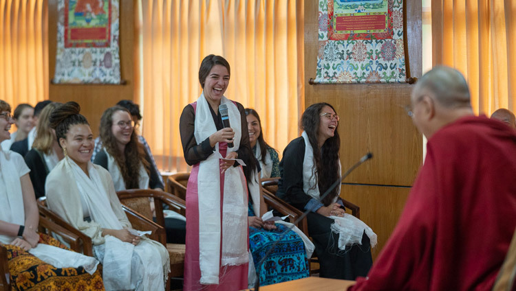 Его Святейшество Далай-лама отвечает на вопросы в ходе встречи со студентами и преподавателями. Фото: Тензин Чойджор.