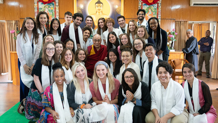 Его Святейшество Далай-лама фотографируется с группами студентов и преподавателей по завершении встречи в своей резиденции в Дхарамсале. Фото: Тензин Чойджор.