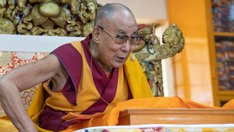 Его Святейшество Далай-лама во время второго дня учений для тибетской молодежи. Фото: Тензин Пунцок.