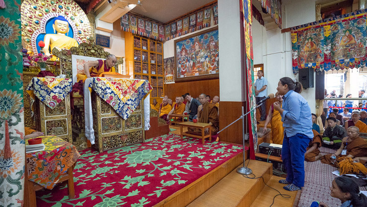 Одна из слушательниц задает вопрос Его Святейшеству Далай-ламе в перерыве между сессиями второго дня учений для тибетской молодежи. Фото: Тензин Пунцок.