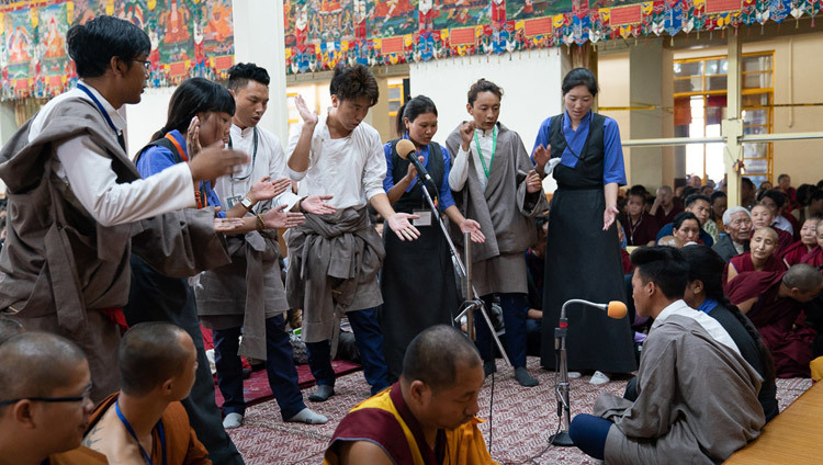 Ученики тибетской транзитной школы «Шераб Гацел Лоблинг» проводят показательный философский диспут в начале заключительного дня учений Его Святейшества Далай-ламы для тибетской молодежи. Фото: Тензин Чойджор.