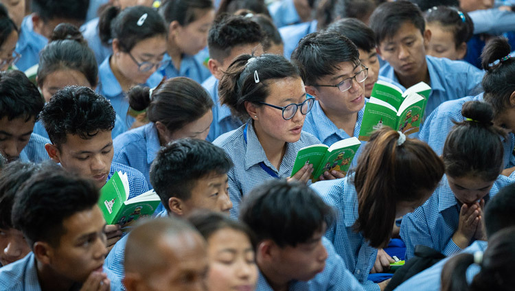 Школьники и студенты следят за текстом в ходе заключительного дня учений Его Святейшества Далай-ламы по поэме Шантидевы «Путь бодхисаттвы». Фото: Тензин Чойджор.