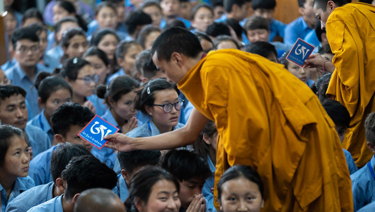 Монахи даруют благословение слушателям, в то время как Его Святейшество Далай-лама передает разрешение на практику Белого Манджушри. Фото: Тензин Чойджор.