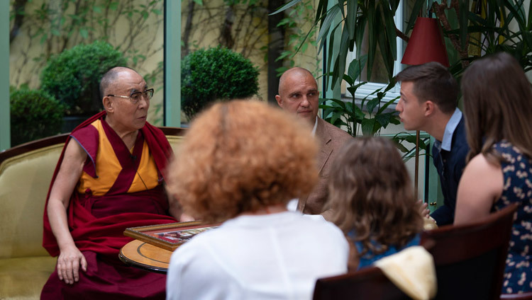 Его Святейшество Далай-лама дает эксклюзивное интервью литовскому телеканалу «Lrytas». Фото: Тензин Чойджор.