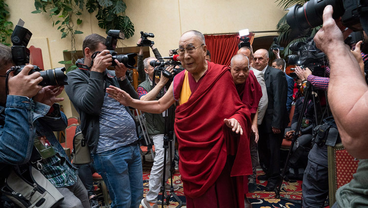 Прибывая на пресс-конференцию, Его Святейшество Далай-лама приветствует журналистов. Фото: Тензин Чойджор.