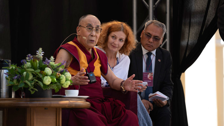 Его Святейшество Далай-лама во время публичной лекции в Вильнюсском университете. Фото: Тензин Чойджор.