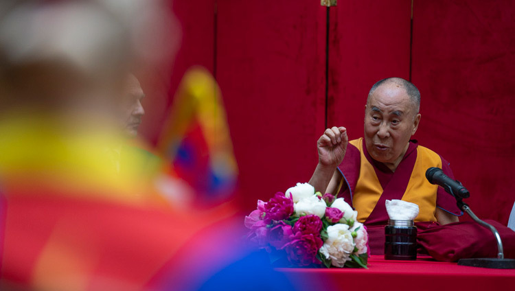 Его Святейшество Далай-лама во время встречи с членами парламентской группы поддержки Тибета и сторонниками тибетского дела. Фото: Тензин Чойджор.