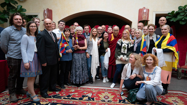Его Святейшество Далай-лама фотографируется с членами парламентской группы поддержки Тибета и сторонниками тибетского дела. Фото: Тензин Чойджор.