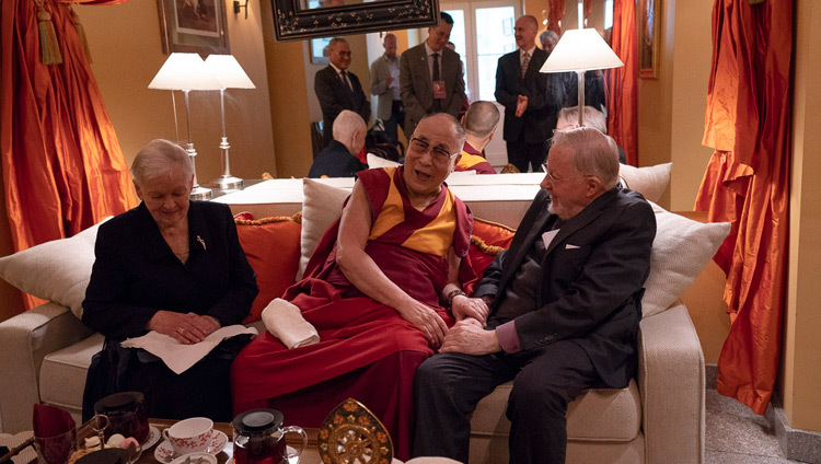 Его Святейшество Далай-лама беседует с бывшим президентом Литвы Витаутасом Ландсбергисом. Фото: Тензин Чойджор.