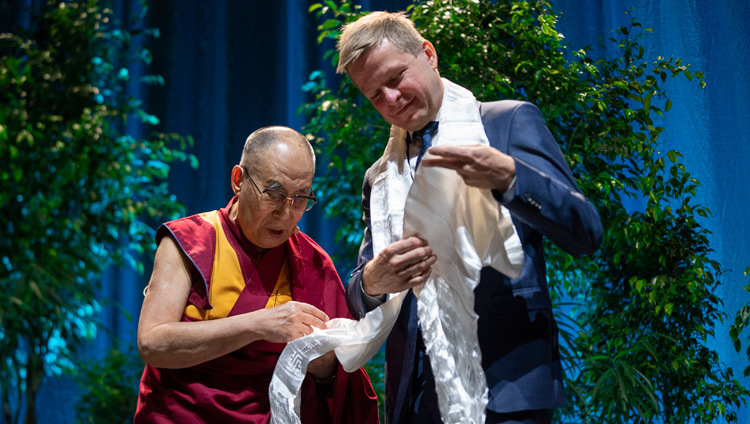 Его Святейшество Далай-лама объясняет значение белого шарфа-хадака, который он преподнес мэру Вильнюса Ремигиюсу Шимашюсу. Фото: Тензин Чойджор.