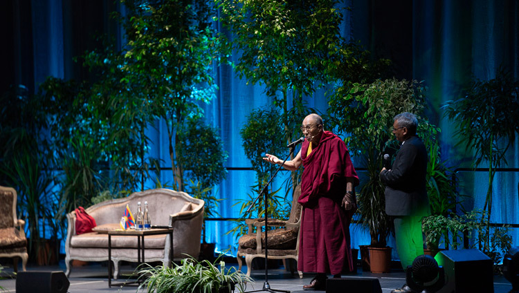 Его Святейшество Далай-лама обращается к более чем 2500 слушателям, собравшимся на стадионе «Сименс». Фото: Тензин Чойджор.