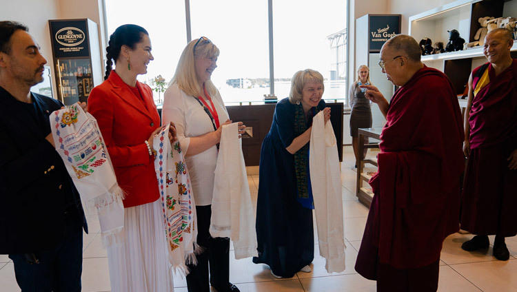 Организаторы визита Его Святейшества Далай-ламы в Ригу приветствуют его по прибытии в отель. Фото: Тензин Чойджор.