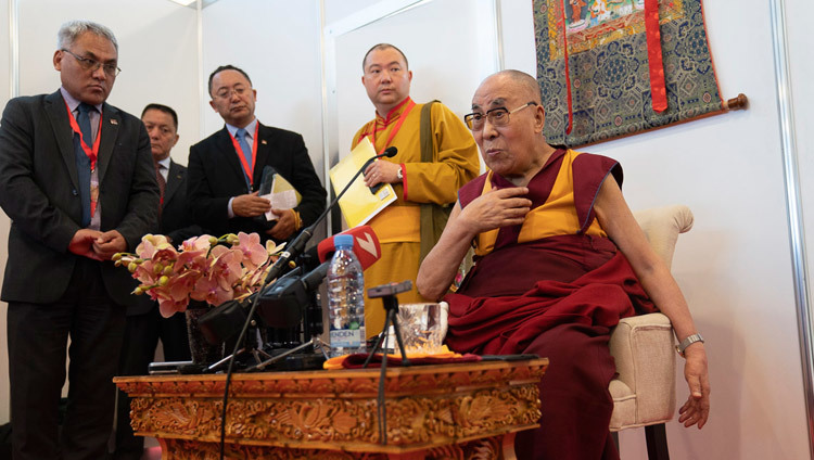 Его Святейшество Далай-лама отвечает на вопросы журналистов во время пресс-конференции. Фото: Тензин Чойджор.