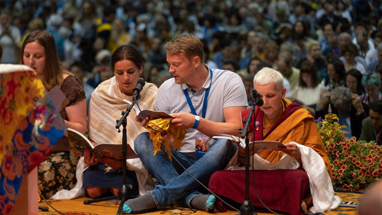 Группа верующих читает «Сутру сердца» на латышском языке в начале первого дня учений Его Святейшества Далай-ламы в Риге. Фото: Тензин Чойджор.