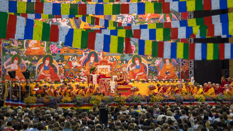 Вид на сцену зала «Сконто» во время первого дня учений Его Святейшества Далай-ламы. Фото: Тензин Чойджор.