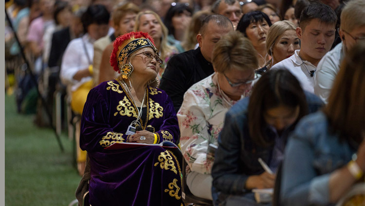 Некоторые из более 4000 человек, собравшихся в зале «Сконто» на учения Его Святейшества Далай-ламы. Фото: Тензин Чойджор.