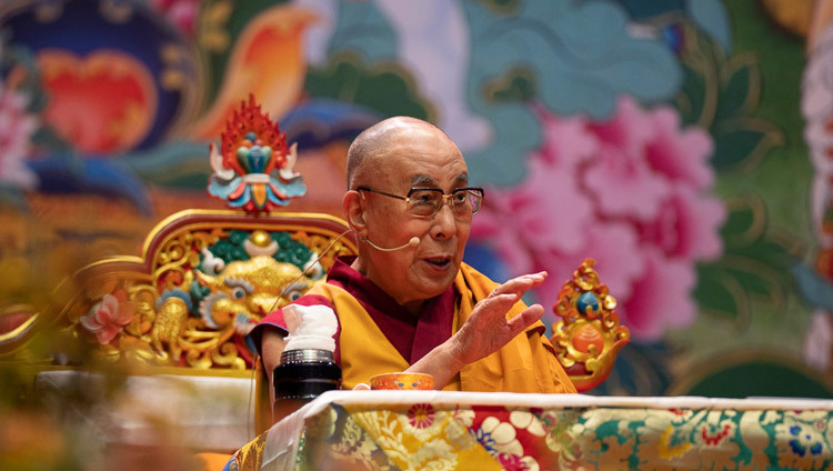 Его Святейшество Далай-лама во время второго дня учений для стран Балтии и России. Фото: Тензин Чойджор.
