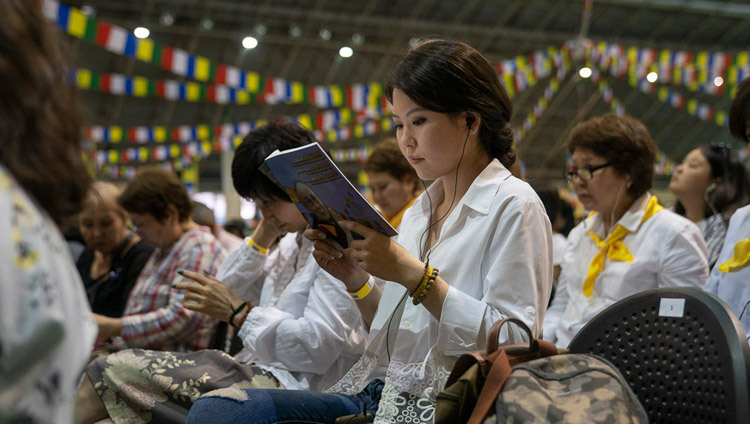 Слушатели читают текст вместе с Его Святейшеством Далай-ламой во время второго дня учений для стран Балтии и России. Фото: Тензин Чойджор.