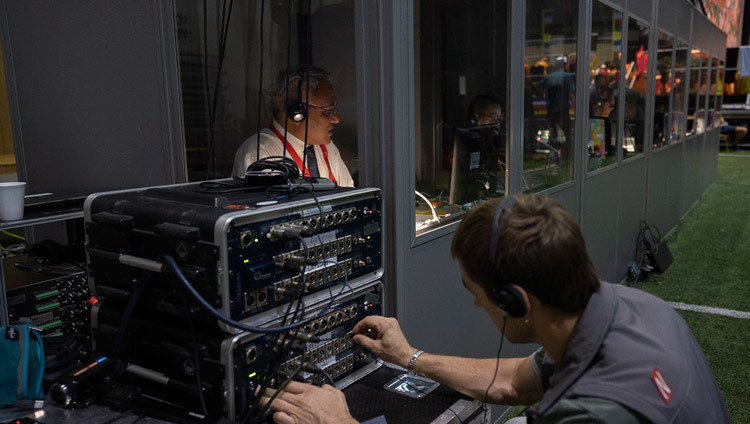 Один из специалистов контролирует трансляцию перевода на разные языки во время второго дня учений Его Святейшества Далай-ламы для стран Балтии и России. Фото: Тензин Чойджор.
