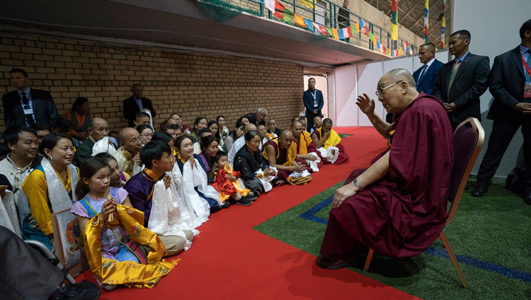 В конце второго дня учений Его Святейшество Далай-лама встречается с тибетцами из нескольких европейских стран. Фото: Тензин Чойджор.