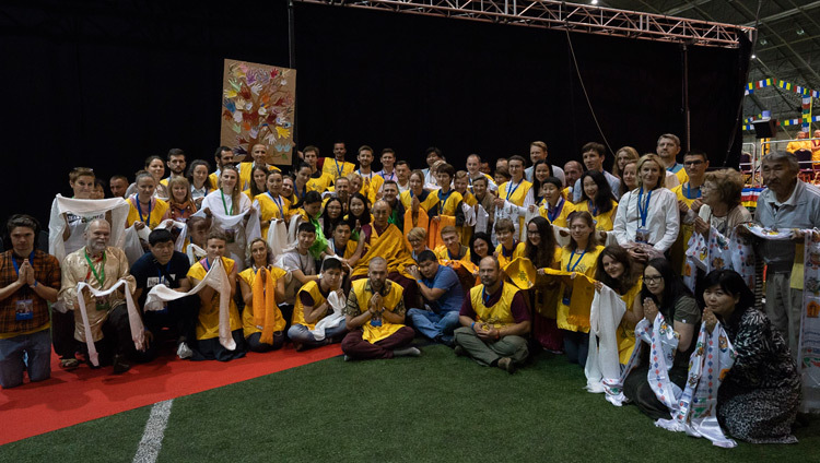 Его Святейшество Далай-лама фотографируется с волонтерами, оказывавшими помощь во время трехдневных учений для стран Балтии и России. Фото: Тензин Чойджор (офис ЕСДЛ)