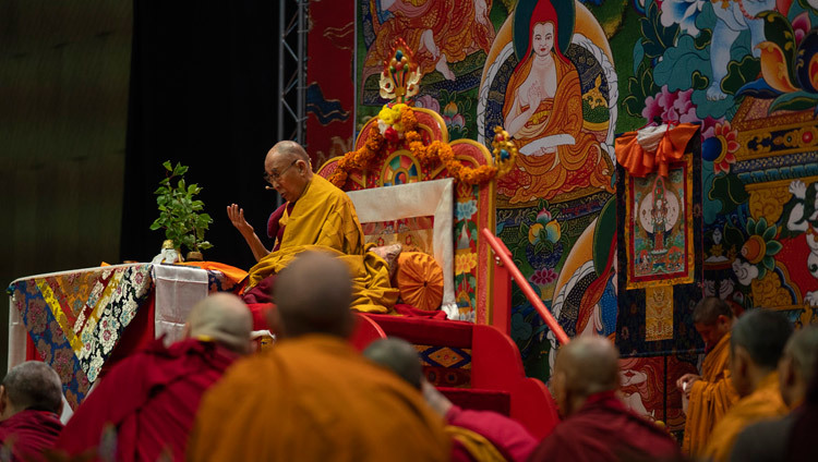 Его Святейшество Далай-лама проводит подготовительные церемонии для посвящения Тысячерукого Авалокитешвары. Фото: Тензин Чойджор (офис ЕСДЛ)