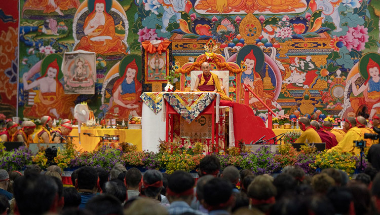 Его Святейшество Далай-лама во время заключительного дня трехдневных учений для стран Балтии и России. Фото: Тензин Чойджор (офис ЕСДЛ)