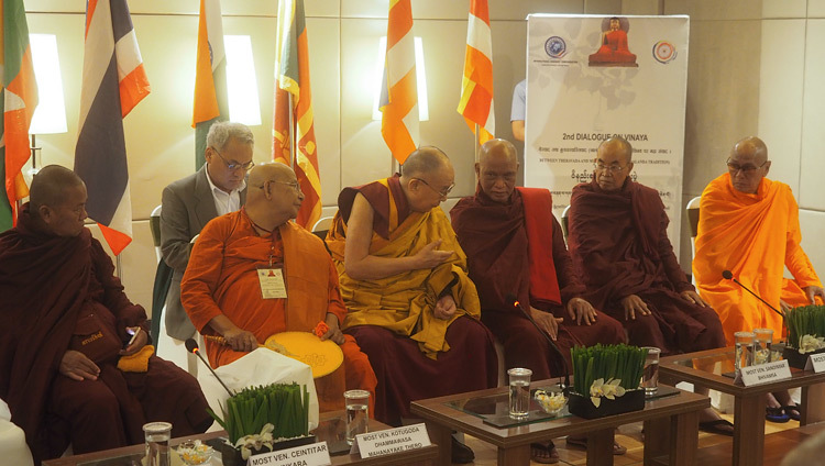 Его Святейшество Далай-лама и старейшины из Мьянмы и Шри-Ланки, принимающие участие во Втором диалоге по вопросам винаи. Фото: Джереми Рассел.