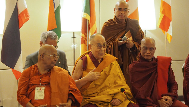 Его Святейшество Далай-лама обращается к делегатам Второго диалога по вопросам винаи. Фото: Джереми Рассел.