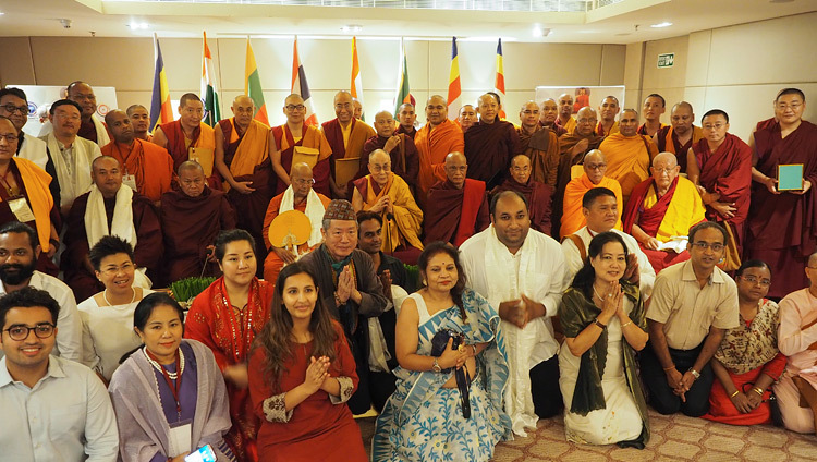 Его Святейшество Далай-лама фотографируется с делегатами Второго диалога по вопросам винаи. Фото: Джереми Рассел.