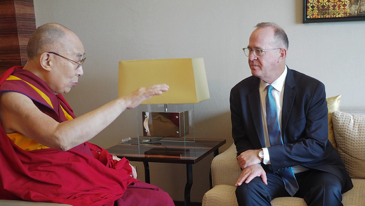 Его Святейшество Далай-лама во время встречи с Томом Тейтом, мэром калифорнийского города Анахайм. Фото: Джереми Рассел.