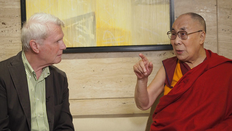 Его Святейшество Далай-лама дает интервью Адриаану ван Дису для голландского телевидения. Фото: Джереми Рассел.