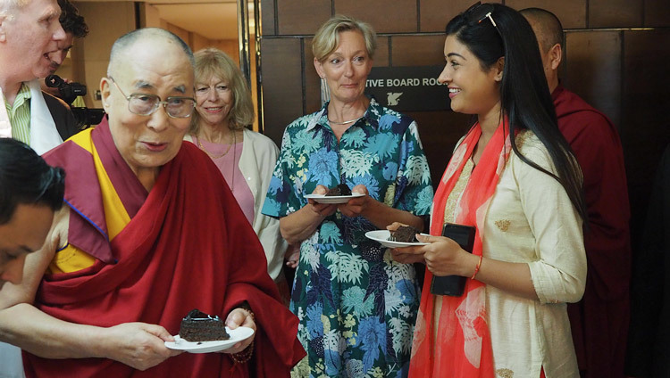 По завершении интервью для голландского телевидения Его Святейшество Далай-лама угощает собравшихся тортом, преподнесенным ему в честь наступающего 83-го дня рождения. Фото: Джереми Рассел.