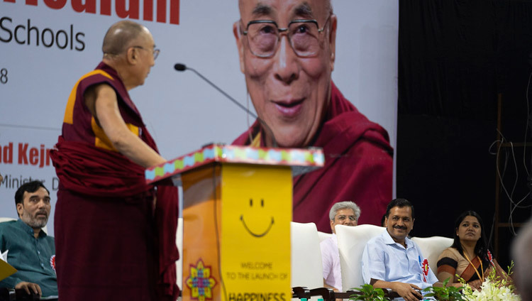 Его Святейшество Далай-лама выступает с обращением во время церемонии запуска учебной программы «Счастье» для школ Дели. Фото: Тензин Чойджор.