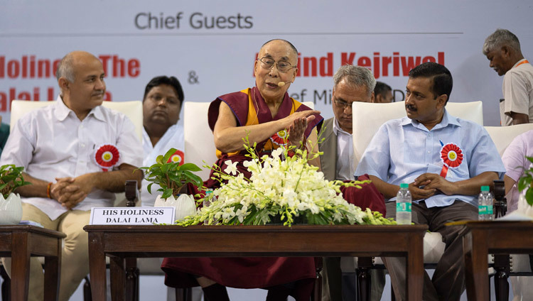 Его Святейшество Далай-лама отвечает на вопросы слушателей во время церемонии запуска учебной программы «Счастье» для школ Дели. Фото: Тензин Чойджор.