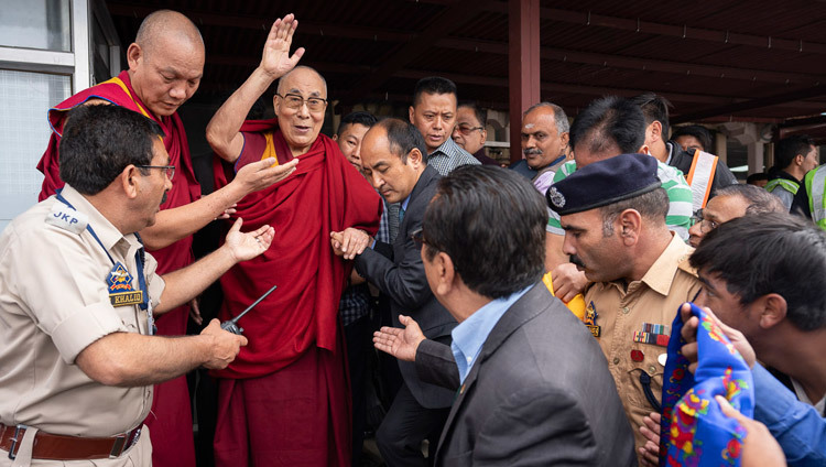 Его Святейшество Далай-лама приветствует своих сторонников и почитателей, собравшихся в аэропорту Ле. Фото: Тензин Чойджор.