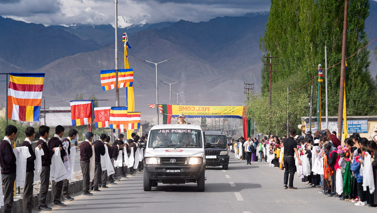 Верующие выстроились вдоль дороги, чтобы поприветствовать Его Святейшество Далай-ламу, направляющегося из аэропорта в свою резиденцию. Фото: Тензин Чойджор.